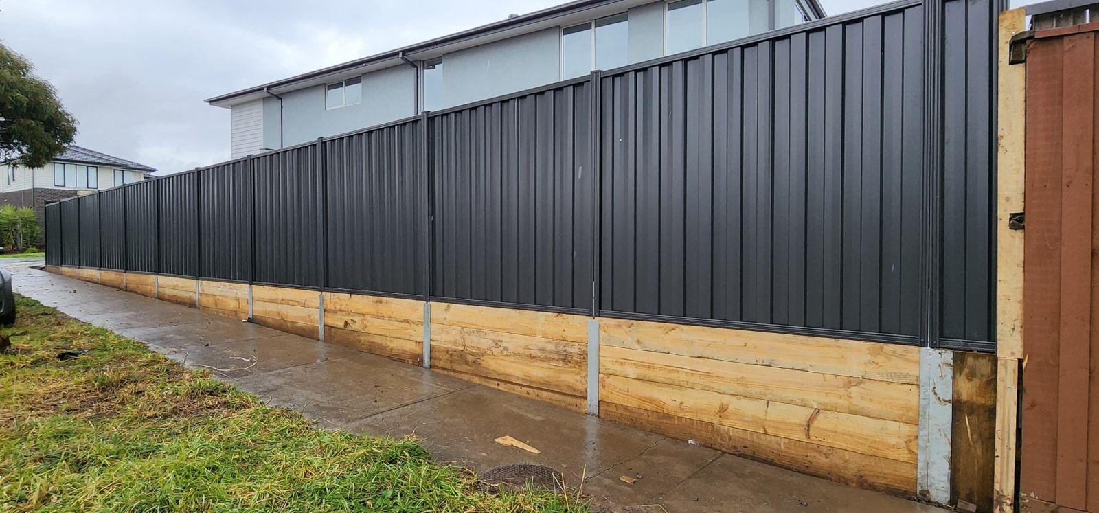 Signature build: finished custom fence installation